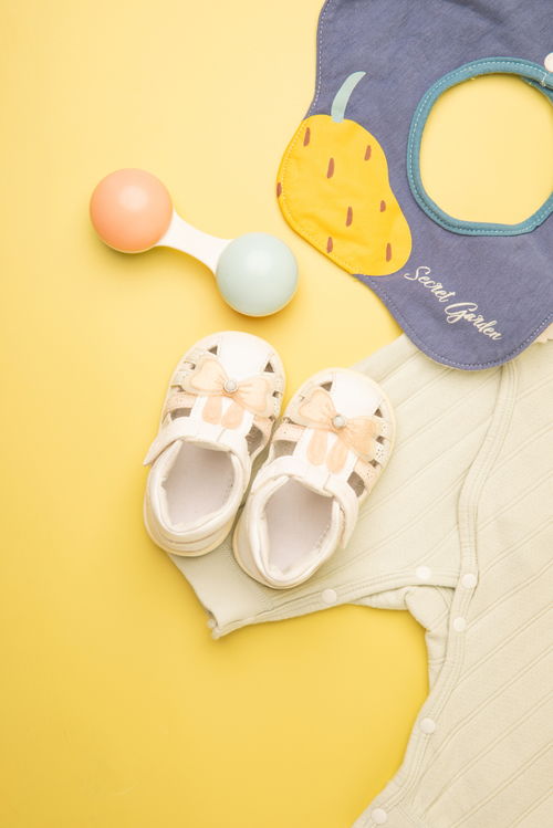 嬰童用品攝影美學(xué) 兒童鞋、玩具與圍兜的視覺敘事